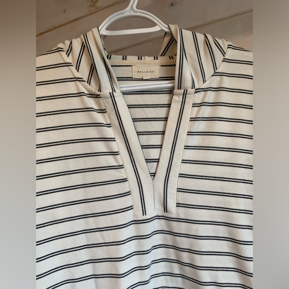 Melló Day | Women’s Hooded Striped Beach Sweater - Picture 6 of 8